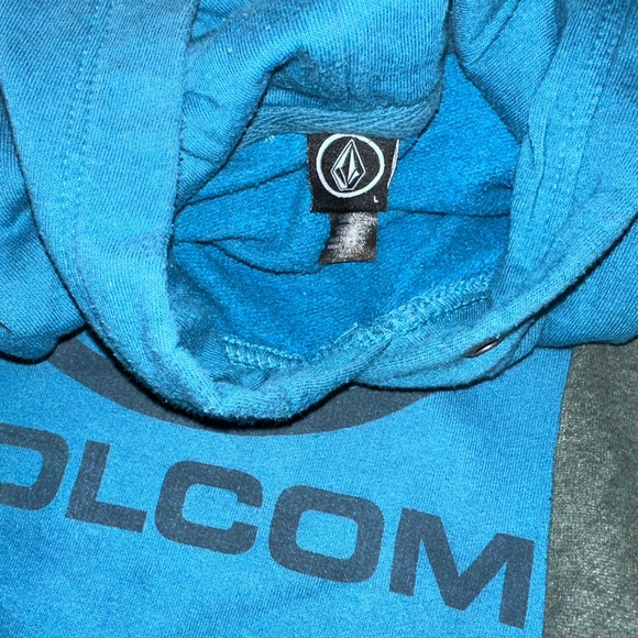 Lot of 5: 1 Hilfiger polo, 2 Adidas, 1 Under Armour, 1 Volcom sweatshirts. - Picture 9 of 10